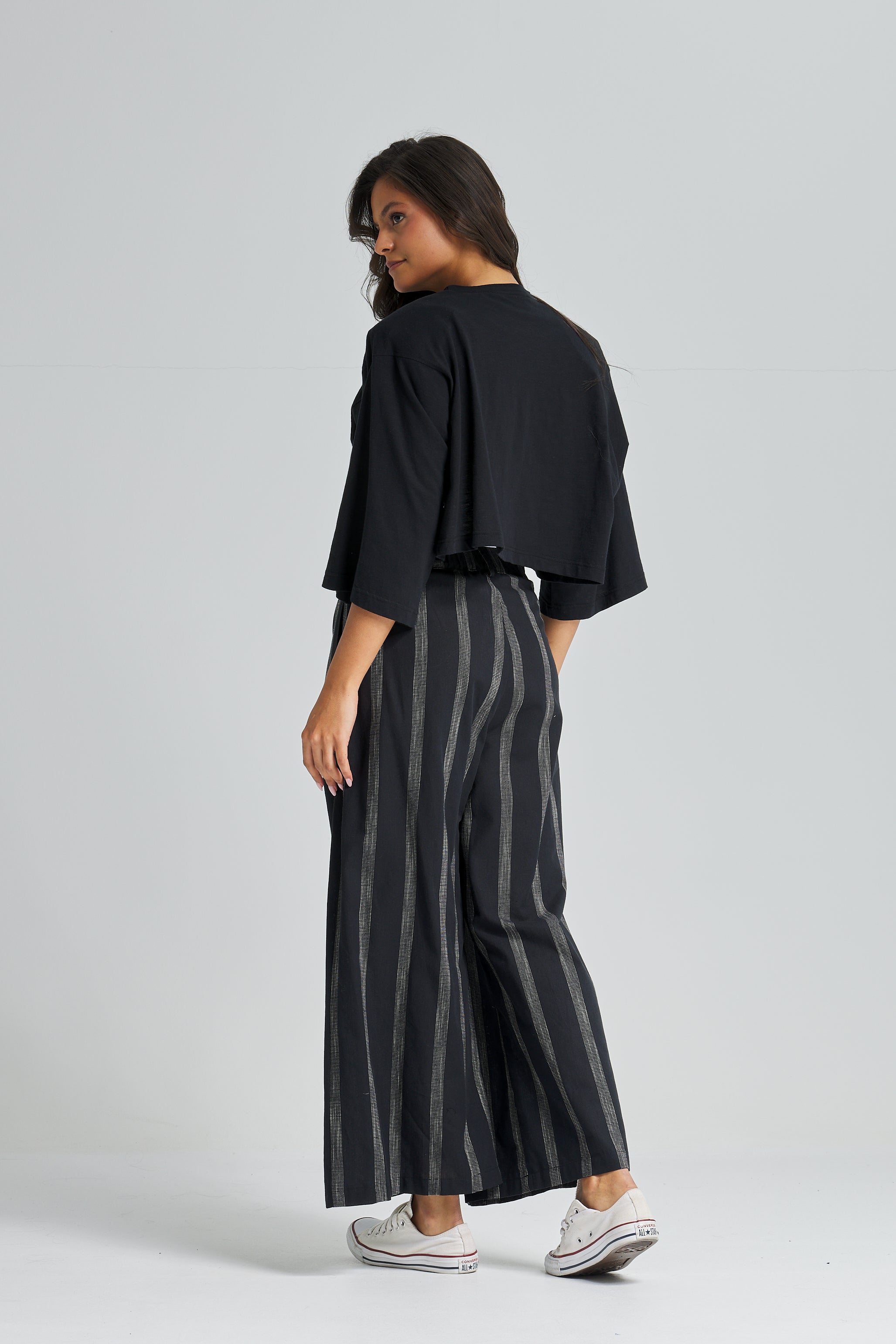 Cropped Bold Shoulders T-Shirt In Black
